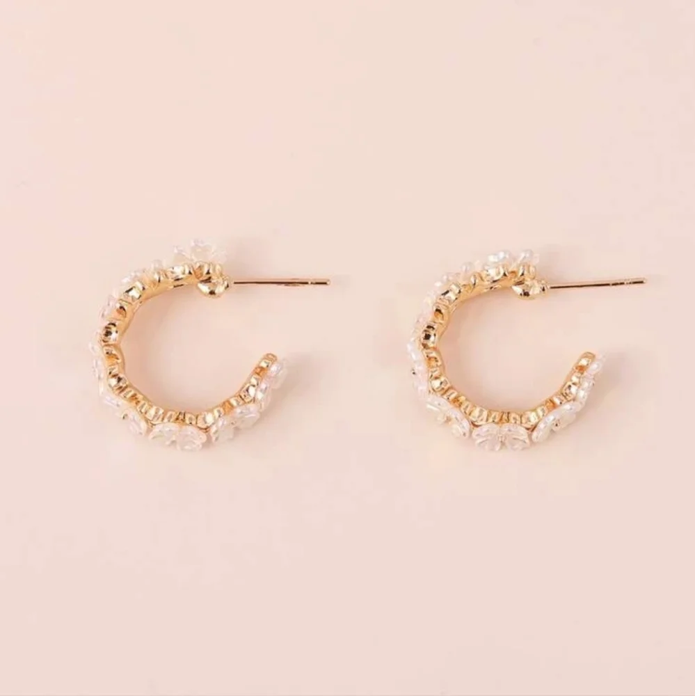 🌼🌼NEW🌼🌼VERY PRETTY!! Irridecent Flower Hoop Earrings in GOLD - Picture 3 of 16